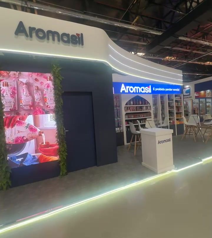 Estande Aromasil com perfis de LED no rodapé e na testeira