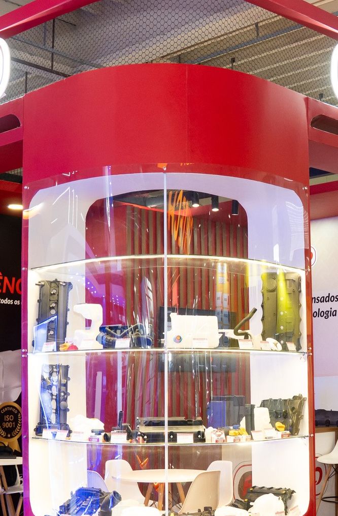 Vitrine cilíndrica em acrílico iluminada no estande Florio